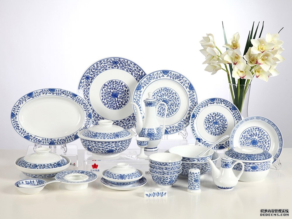 111头手绘釉下青花缠枝莲中餐具