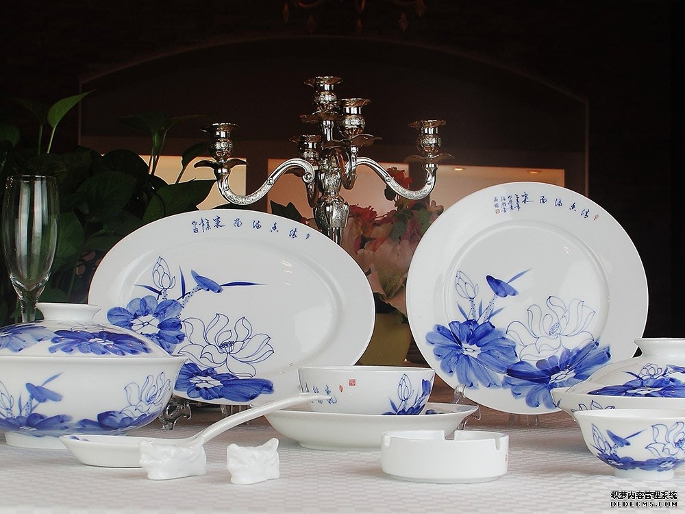 66头釉下手绘青花荷中餐具