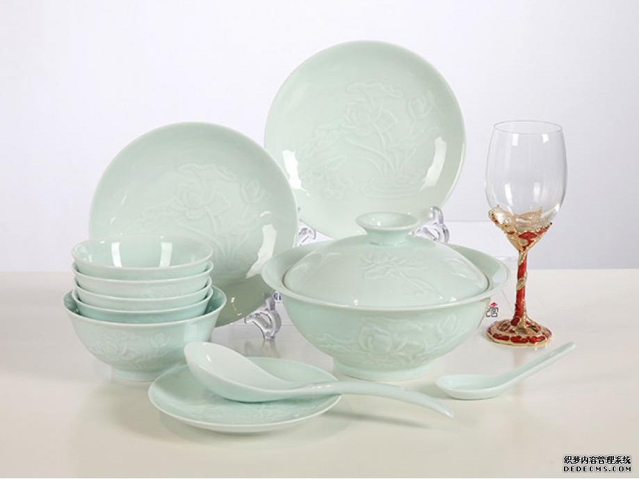 32头影青雕刻荷花中餐具