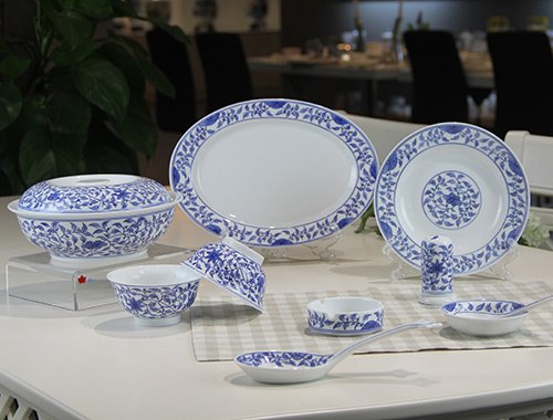 56头釉下手绘青花缠枝莲中餐具