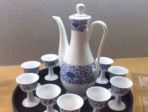 11头手绘青花缠枝莲酒具