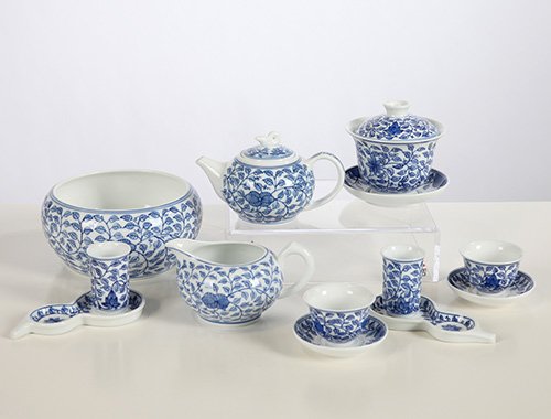 28头手绘青花茶具(缠枝莲)