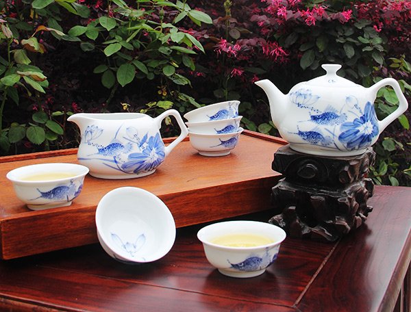 8头手绘青花莲贵图茶具